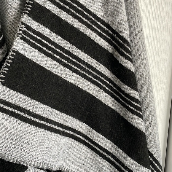 Poncho - Picture 2 of 2